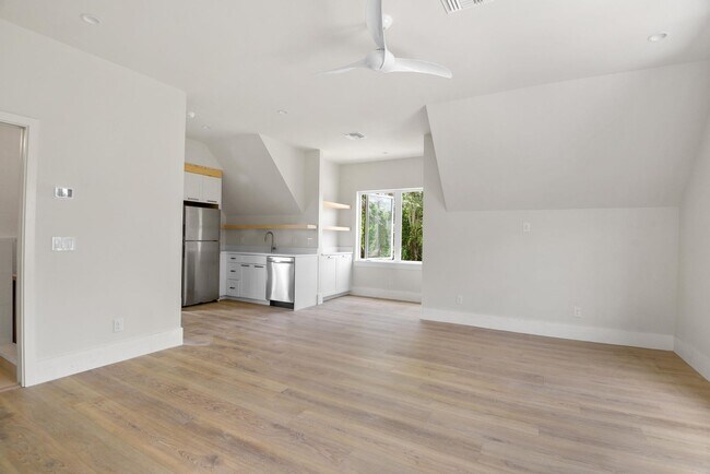 Building Photo - 3222 Holliday Ave