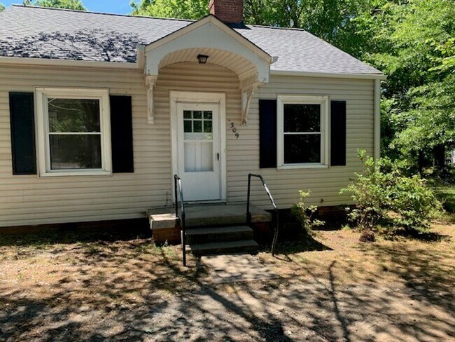 Building Photo - Charming 2 Bedroom 1 Bath close to Wendover and 29!