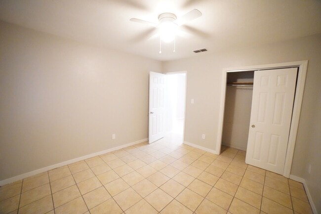 Building Photo - 2 bed / 1 bath Townhome on Tharpe