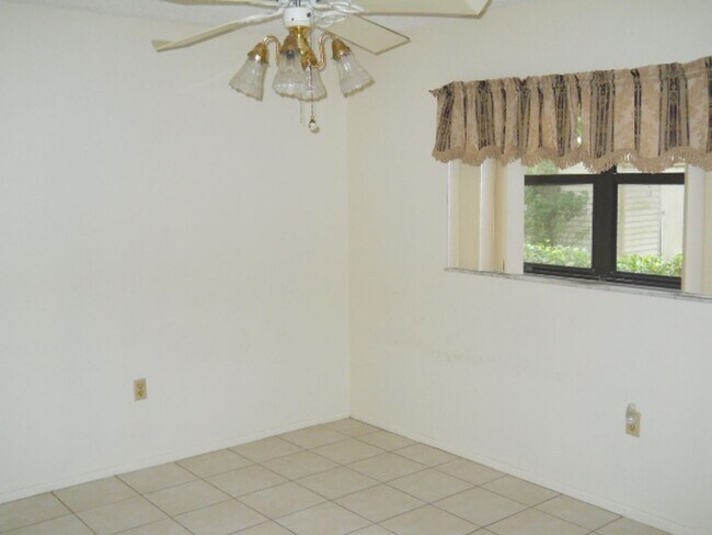 Building Photo - 6247 Spring Hill Dr