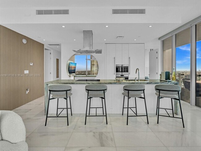 Building Photo - 700 NE 26th Terrace