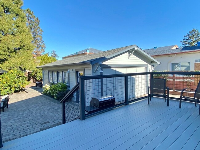 Building Photo - Updated Bungalow located in Downtown Redwood City & 15 miles from SF International Airport