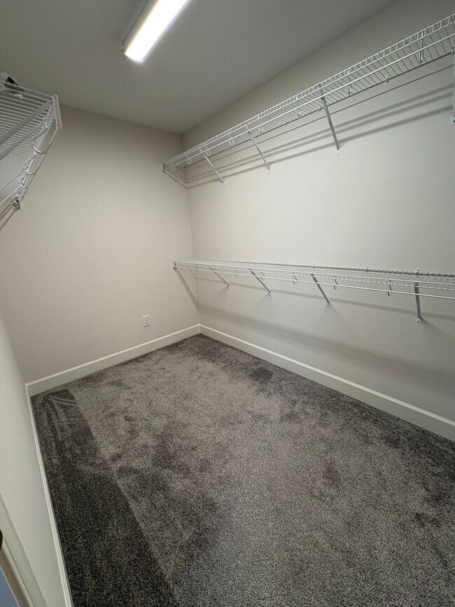 Building Photo - 3 Bedroom 2.5 Bath Townhome is the Madison Park area!!! $500 off the 1st Full Month's Rent!!!