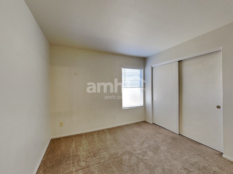 Building Photo - 1130 W Lark Dr