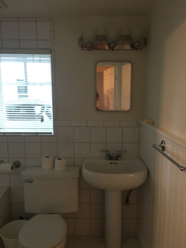 Bathroom - 2820 Baker St