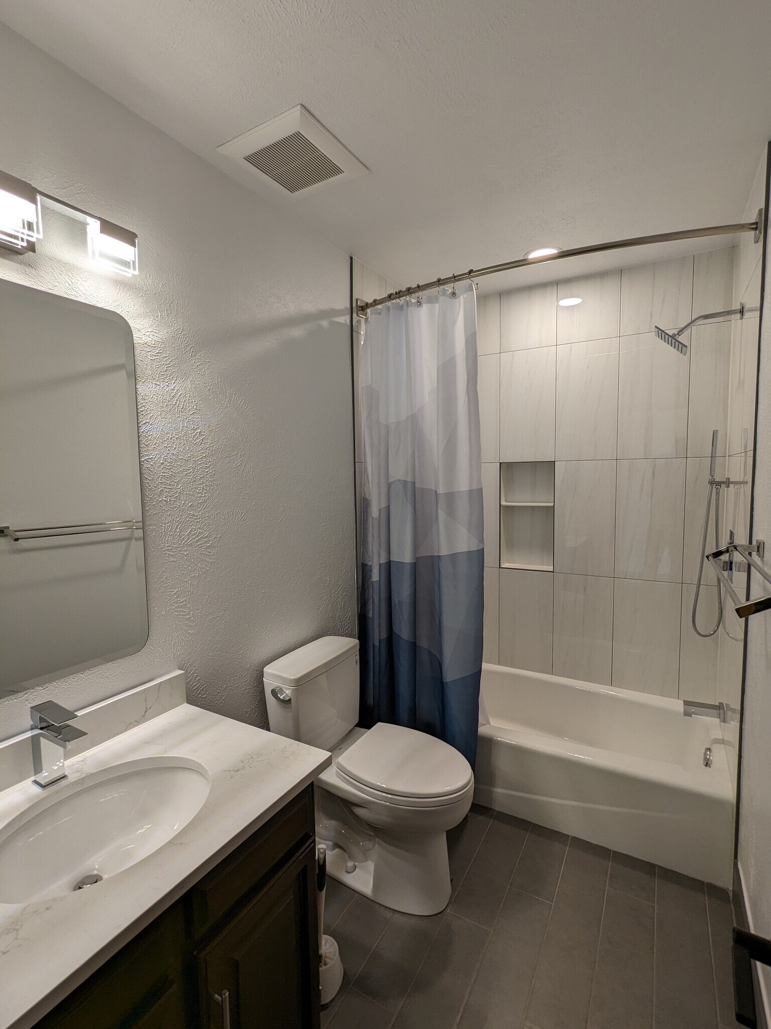 Hall Bath - 525 Manhattan Dr