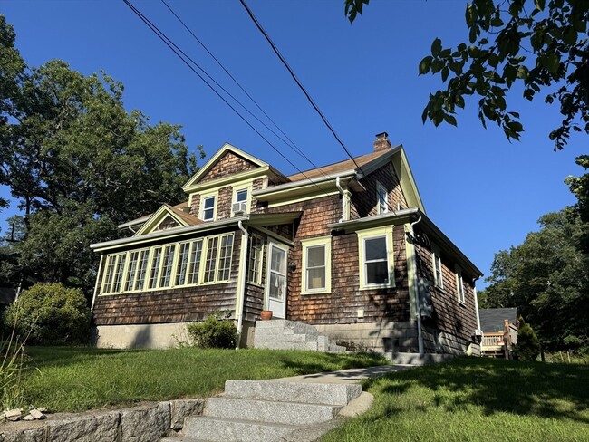 Building Photo - 563 N Washington St