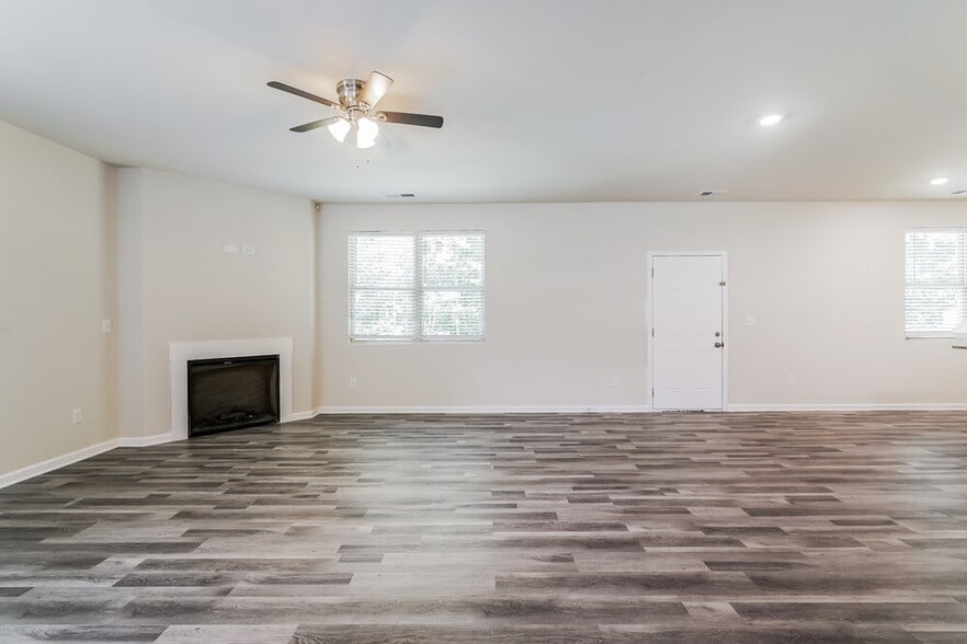 Building Photo - 444 Clematis Court