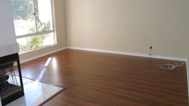 Building Photo - Stunning Updated & Spacious 3-Level Townho...