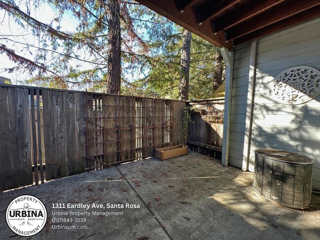 Building Photo - Stylish 2 Bedroom Santa Rosa Townhome with New Flooring Downstairs