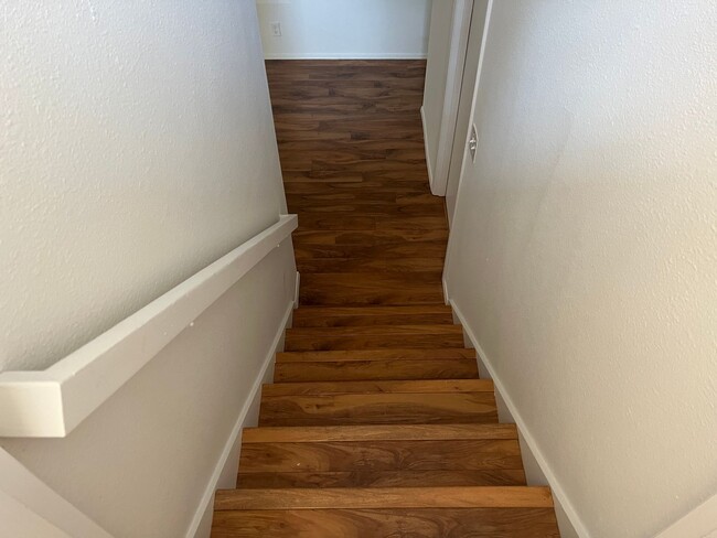 Building Photo - 4bd/2.75ba Bellevue Home