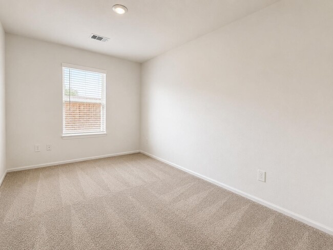 Building Photo - 1515 Las Cuevas Dr