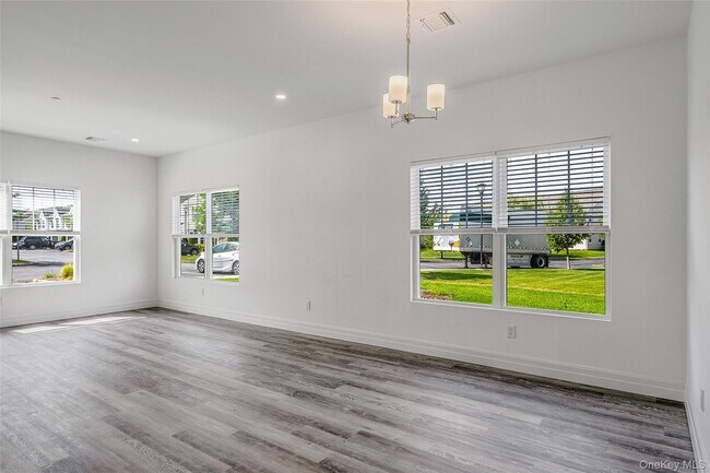 Building Photo - 725 Eastview Dr