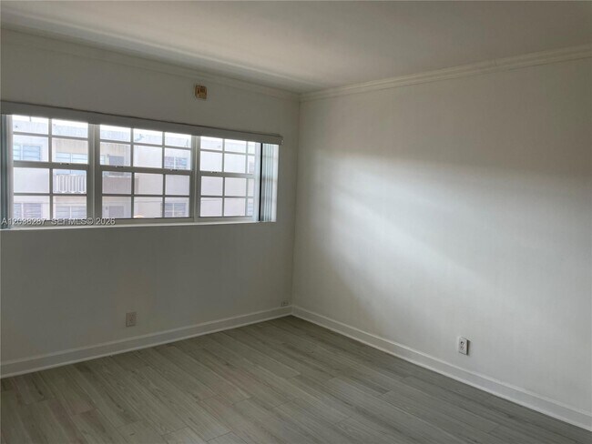 Building Photo - 1450 NE 170th St