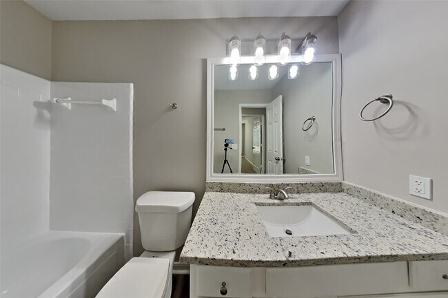 Building Photo - 18002 Golden Ridge Dr