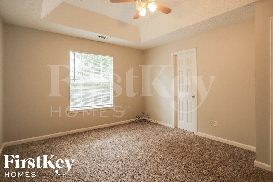 Building Photo - 480 E Lake Dr