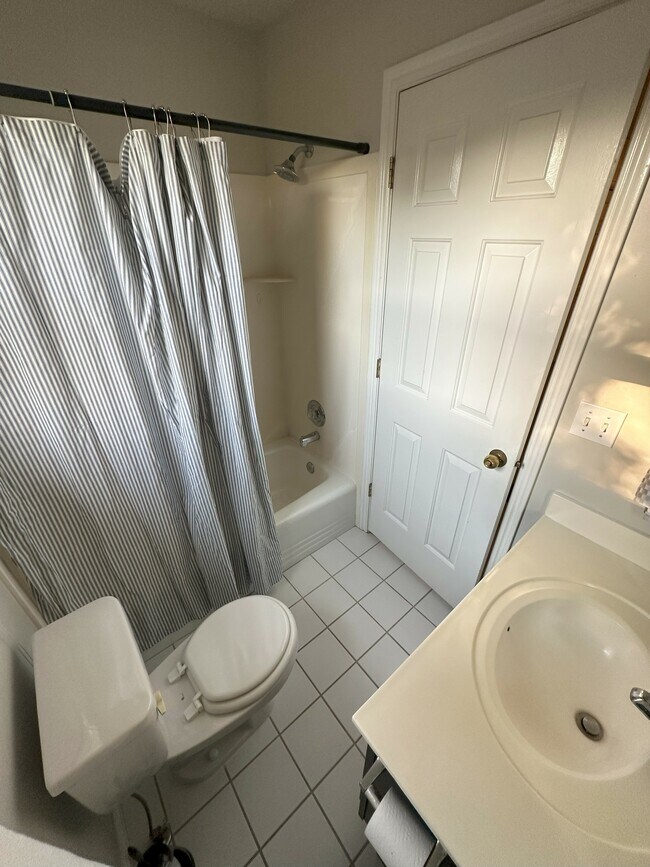 Building Photo - 776 E Scott Ave