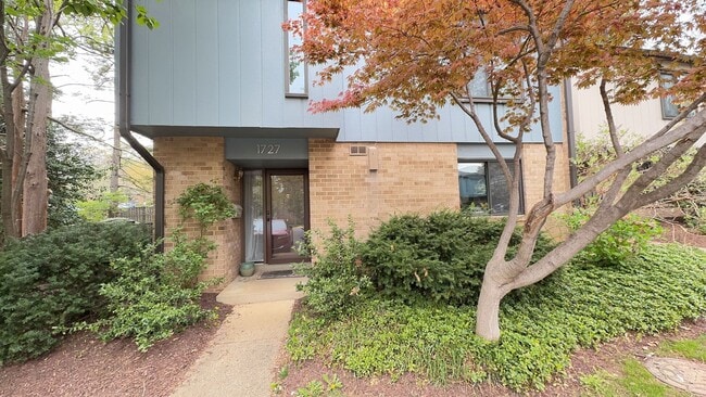 Primary Photo - Relaxing 4 Bed 2 Bath End Unit Townhome In...
