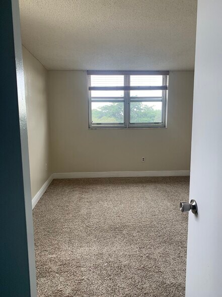 Building Photo - 1810 N Lauderdale Ave