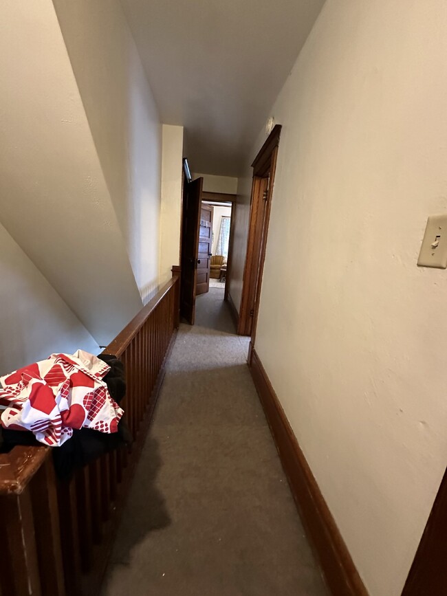 Building Photo - NO SECURITY DEPOSIT Great 3 bed 1 bath not...