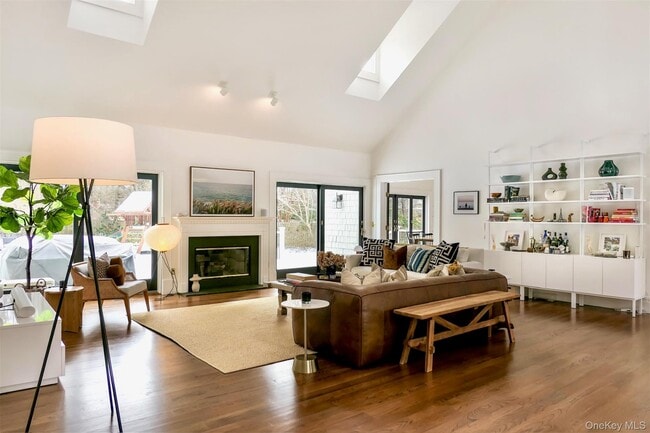 Building Photo - 70 S Country Rd