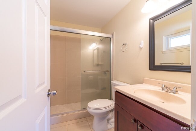 Building Photo - Available Now! Updated 3BR/2BA/2PKG unit i...