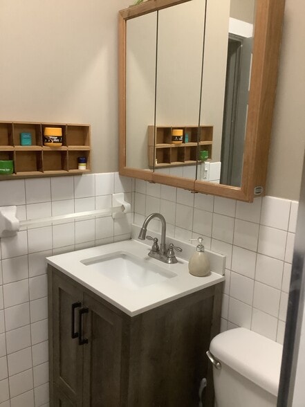 Bathroom - 1913 N Kimball Ave