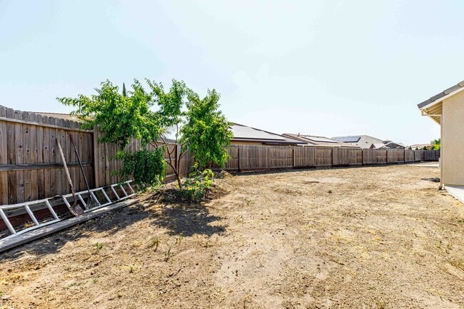 Building Photo - 4 bedroom home for RENT in Manteca with RV...