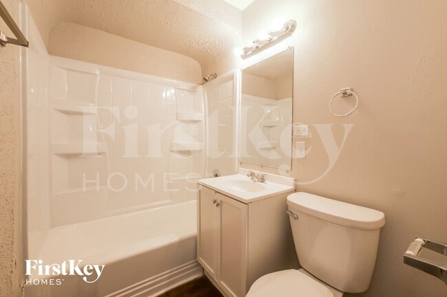 Building Photo - 19 E 140th Ct