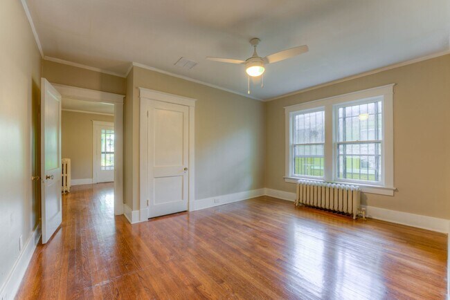Building Photo - Updated 3 bed/1 bath - walk to Crosstown Concourse