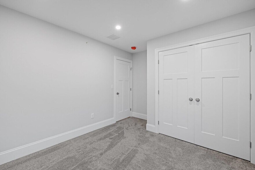 Building Photo - 945 Londonderry Tpke