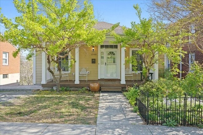 Primary Photo - Updated and Spacious 3BR 2Bath House for rent