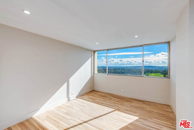 Building Photo - 2222 Ave of the Stars