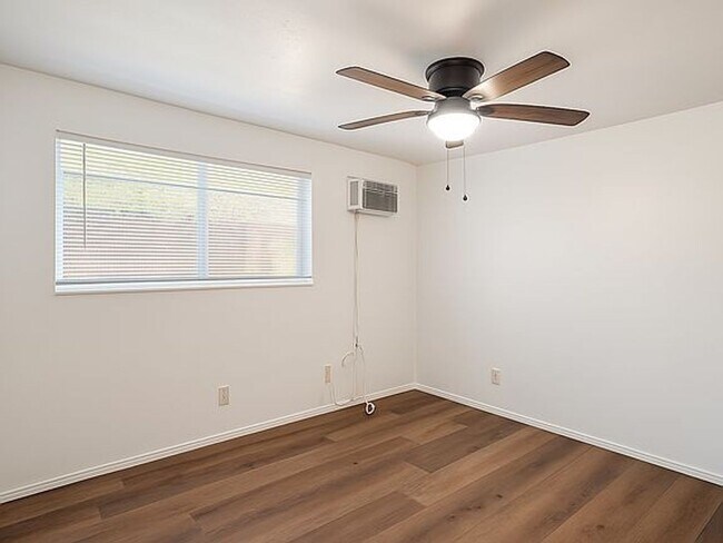 Building Photo - 2 Bedroom Bakersfield Beauty!