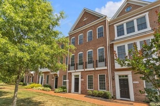 Building Photo - Luxurious 4 Bed 4.5 Bath Brick Townhome In...