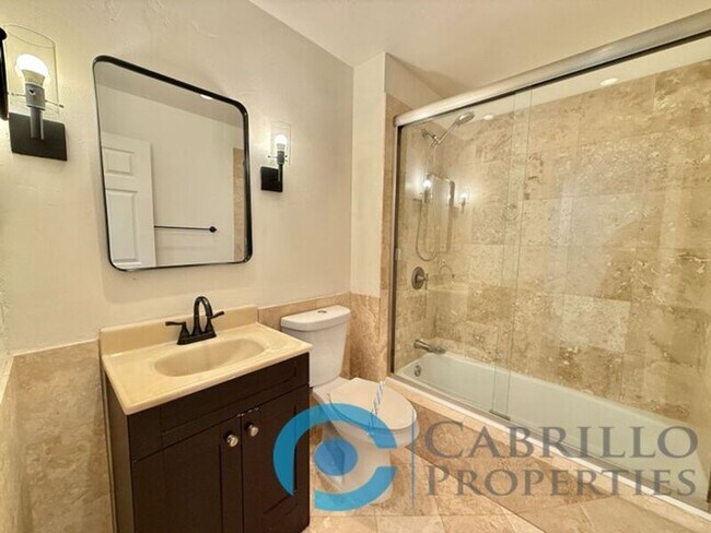 Building Photo - 2828 Famosa Blvd