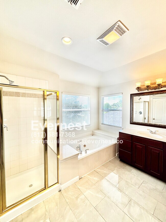 Building Photo - 4-Bedroom Home with Versatile Layout Near ...
