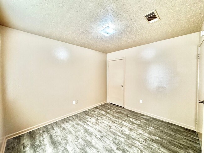 Building Photo - Three Bedroom Apartment with Spacious Dining and Living Area