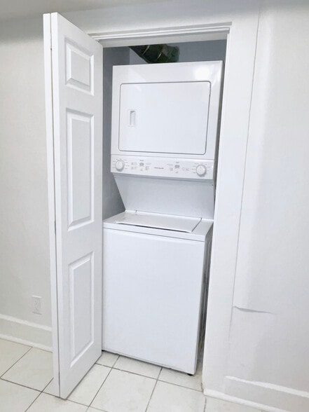 In-unit washer/dryer - 1211 Isis Ave
