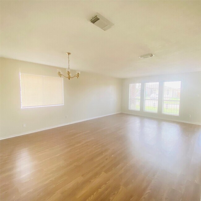 Building Photo - 6527 River Bluff Dr