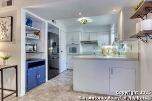 Building Photo - 8715 Starcrest Dr