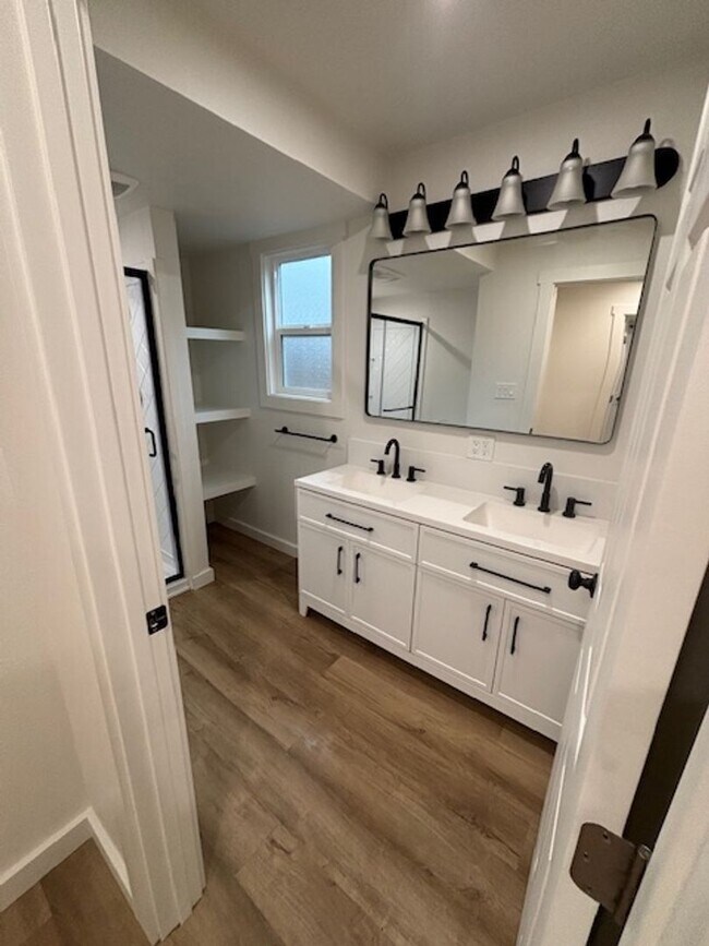 Building Photo - 271 E 8th St