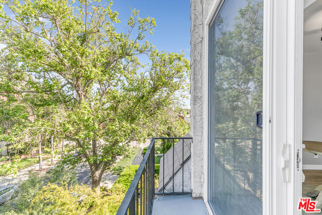 Building Photo - 815 N Las Palmas Ave
