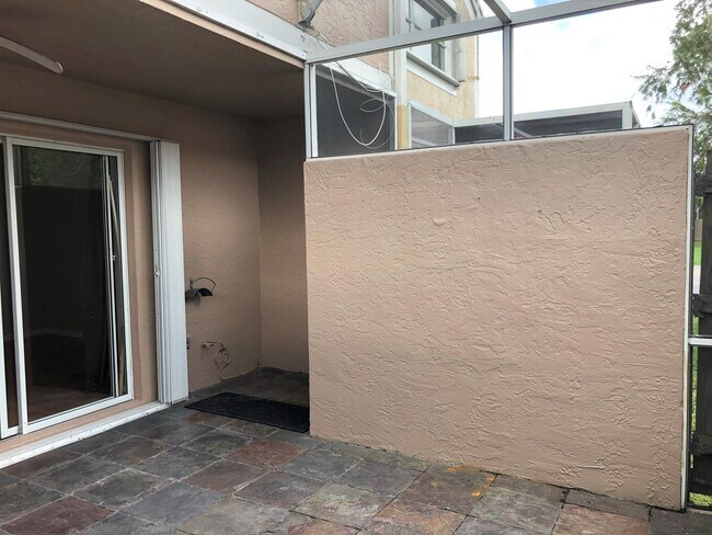 Building Photo - Flaming Villas 2/2.5 Townhouse in Pembroke...