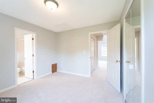 Building Photo - 413 Lakeview Ct