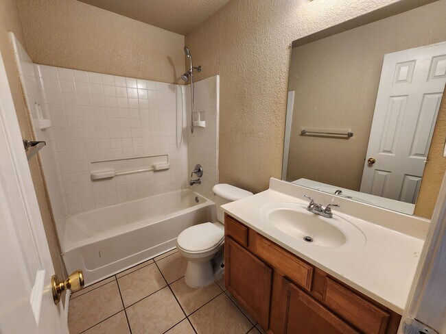 Building Photo - Roomy 3 Bedroom Duplex In South Fort Worth