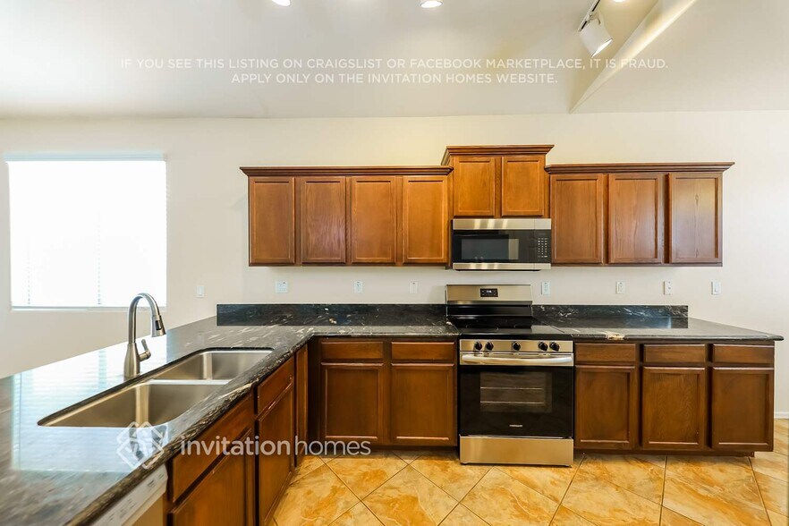 Building Photo - 10235 W Hilton Ave