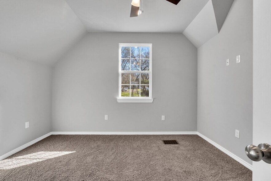 Building Photo - 518 Ranier Dr