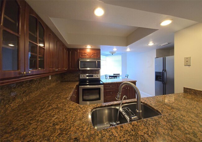 Building Photo - 1830 Sabal Palm Dr