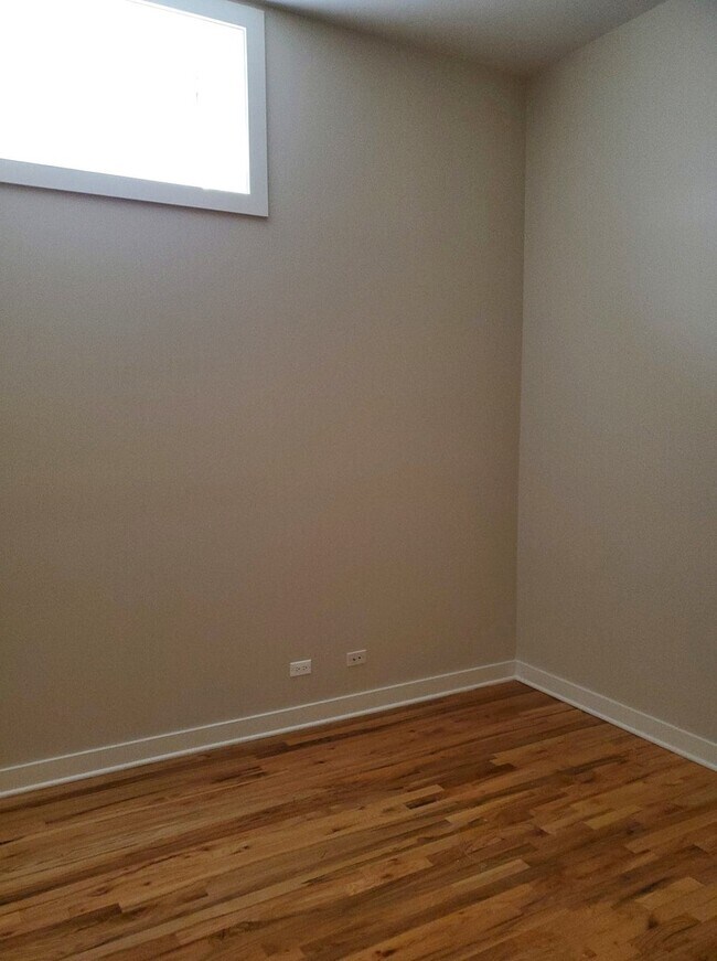 Building Photo - 3609.5 N Lakewood Ave